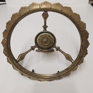 Underlägg till eldstad i antik mässing med fällbar stödarm.