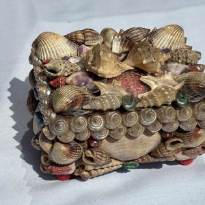 Antique/Vintage Shell covered Box, Jewellery Box, Vintage Shell Box, Shell Trinket Box. Souvenir Shell Box