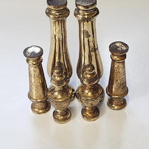Könnte beinhalten: Ein Set aus drei Keramikbechern mit gesprenkelter, matter Oberfläche. Die Becher sind in Creme-, Hellgrau- und Dunkelgrautönen gehalten. Jeder Becher hat ein schlichtes, minimalistisches Design.