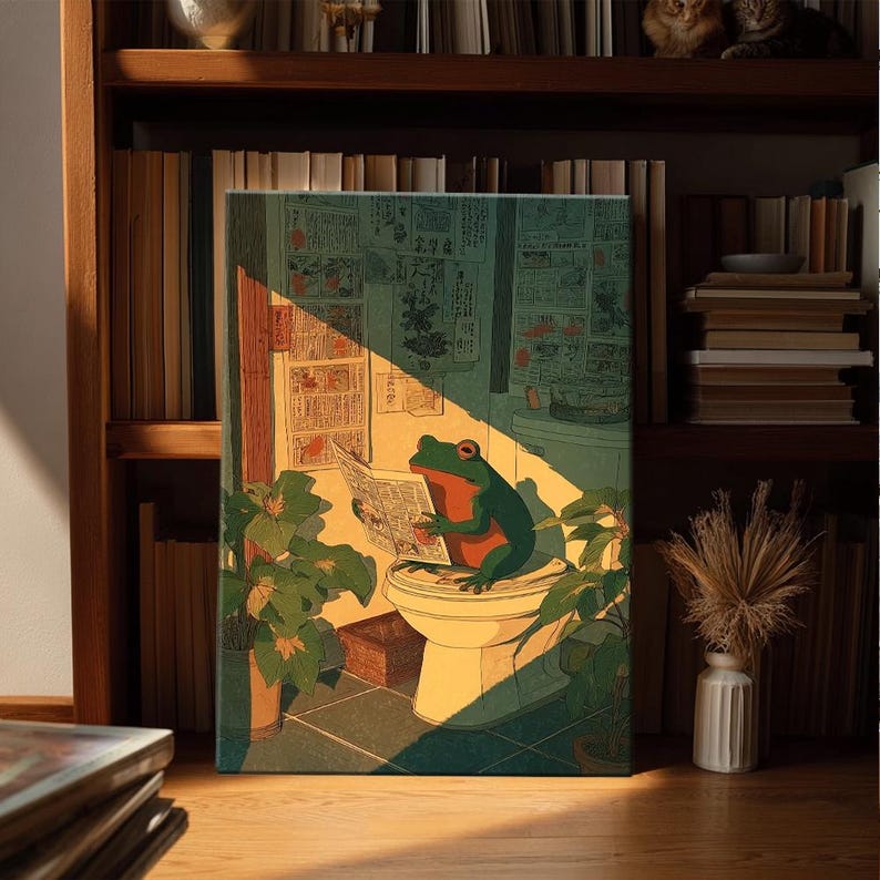 Puede incluir: Impresi&oacute;n en lienzo que representa una rana verde con ojos rojos leyendo un peri&oacute;dico en un inodoro. La obra de arte est&aacute; ambientada en un ba&ntilde;o con plantas y una ventana, ba&ntilde;ada por la luz del sol. El estilo recuerda al arte japon&eacute;s.