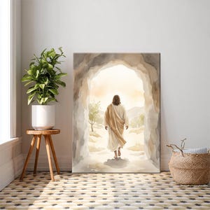 Può includere: Dipinto ad acquerello di una figura in una veste bianca che esce da un arco di pietra. La figura è vista da dietro, con uno scialle color beige chiaro. Lo sfondo presenta una luce soffusa e calda e un paesaggio.