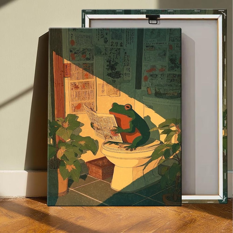 Puede incluir: Impresi&oacute;n art&iacute;stica en lienzo que muestra una rana verde con detalles rojos leyendo un peri&oacute;dico en un inodoro. La escena est&aacute; ambientada en un ba&ntilde;o con plantas y luz solar. La obra de arte utiliza tonos apagados de verde, naranja y beige.