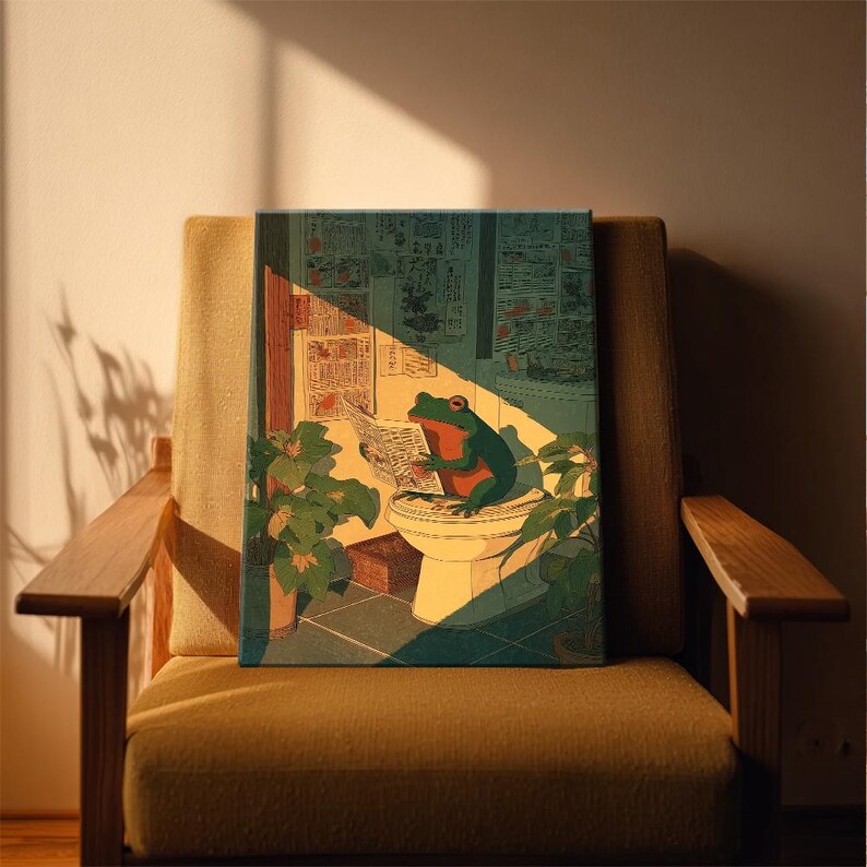 Puede incluir: Una impresi&oacute;n en lienzo que presenta una rana verde con detalles rojos, leyendo un peri&oacute;dico mientras est&aacute; sentada en un inodoro. La obra de arte est&aacute; ambientada en una escena de ba&ntilde;o con plantas y una ventana, ba&ntilde;ada por la luz del sol. La impresi&oacute;n se muestra en un sill&oacute;n amarillo.
