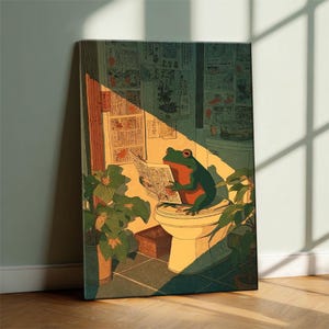 Puede incluir: Impresi&oacute;n en lienzo de una rana verde leyendo un peri&oacute;dico en un inodoro. La rana tiene detalles rojos y est&aacute; en un ba&ntilde;o con plantas y luz solar. La obra de arte tiene un estilo ilustrativo vintage.