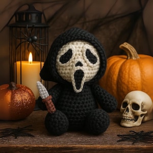 Peluche de cara fantasma de ganchillo hecho a mano, muñeco amigurumi espeluznante y adorable con cuchillo, peluche de terror de ganchillo para Halloween, decoración espeluznante, único y hecho a mano.