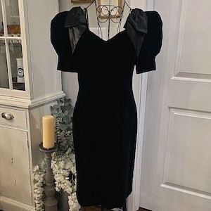 Petite robe noire en velours VTG des années 1980 Sz 8 - LBD manches bouffantes - Cocktail des années 80 - Retro Goth Glam
