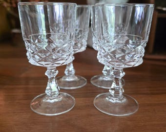 Juego de 4 copas de cristal Cristal d'Arques con corte de diamante y tallo facetado.