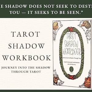 Può includere: Un libro intitolato "Tarot Shadow Workbook" con la citazione "L'ombra non cerca di distruggerti - cerca di essere vista". La copertina presenta un design a ghirlanda verde e il testo "Journey into the Shadow Through Tarot."