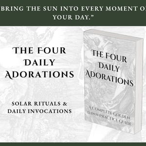 Könnte beinhalten: Ein Buch mit dem Titel "The Four Daily Adorations" mit dem Untertitel "Solar Rituals & Daily Invocations" und "A Complete Golden Dawn Practice Guide". Das Cover zeigt eine Graustufenillustration und das Zitat: "Bringen Sie die Sonne in jeden Moment Ihres Tages."