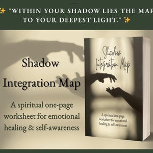 Può includere: Un libro intitolato "Shadow Integration Map" con il testo "Within your shadow lies the map to your deepest light." Il libro è un foglio di lavoro spirituale di una pagina per la guarigione emotiva e la consapevolezza di sé.