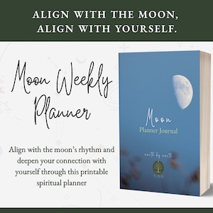 Può includere: Un Moon Weekly Planner con una copertina blu con l'immagine di una luna crescente. La copertina dell'agenda include anche le parole "Moon Planner Journal". L'immagine include il testo "Allineati con la luna, allineati con te stesso."