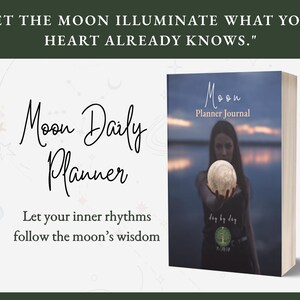 Può includere: Un diario Moon Daily Planner con il testo "Lascia che la luna illumini ciò che il tuo cuore già sa." La copertina presenta una donna che tiene in mano un globo luminoso. Il titolo del diario è in elegante scrittura.