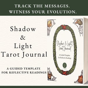Puede incluir: Un diario de tarot titulado "Shadow & Light Tarot Journal" con el texto "Sigue los mensajes. Sé testigo de tu evolución." La portada presenta un diseño de corona ovalada y el texto "Una plantilla guiada para lecturas reflexivas."