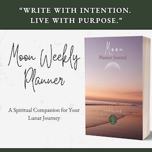Può includere: Un diario "Moon Weekly Planner" con una scena di spiaggia al tramonto sulla copertina. La copertina ha le parole "Moon Planner Journal" e "Scrivi con intenzione. Vivi con uno scopo." Il diario è un compagno spirituale.