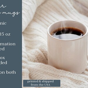 K&ouml;nnte beinhalten: Eine hellrosa Keramik-Kaffeetasse gef&uuml;llt mit dunklem Kaffee, aus dem Dampf aufsteigt. Die Tasse steht auf einer wei&szlig;en Strickoberfl&auml;che. Text auf der linken Seite lautet "unsere Kaffeetassen" und listet Merkmale auf.