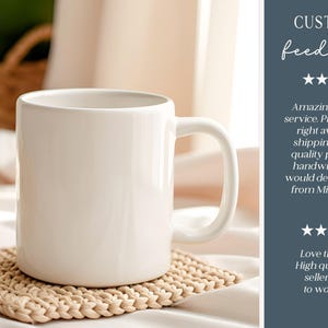 K&ouml;nnte beinhalten: Eine wei&szlig;e Keramiktasse mit gebogenem Henkel steht auf einem beigen gewebten Untersetzer. Die Tasse ist zylindrisch und hat eine glatte, gl&auml;nzende Oberfl&auml;che. Der Hintergrund umfasst weiche, neutrale T&ouml;ne und den Text "CUSTOMER feedback".