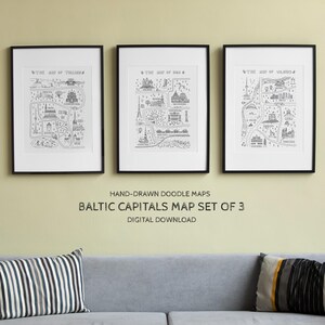 Op de afbeelding: Drie ingelijste zwart-wit doodle kaarten van Baltische hoofdsteden boven een grijze bank. De tekst eronder luidt: "HAND-DRAWN DOODLE MAPS BALTIC CAPITALS MAP SET OF 3 DIGITAL DOWNLOAD."