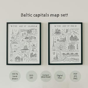 Op de afbeelding: Twee ingelijste zwart-witkaarten van Baltische hoofdsteden, met handgetekende illustraties van bezienswaardigheden en straatindelingen. De tekst "Baltic capitals map set!" staat boven de frames. Extra tekst bevat "100% handgetekend" en "Digitale bestanden".