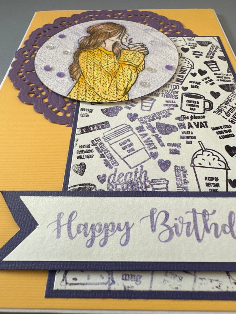 Tarjeta de cumpleaños de café morado y amarillo imagen 5