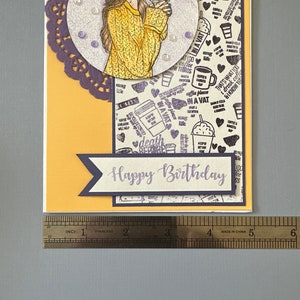 Tarjeta de cumpleaños de café morado y amarillo imagen 4