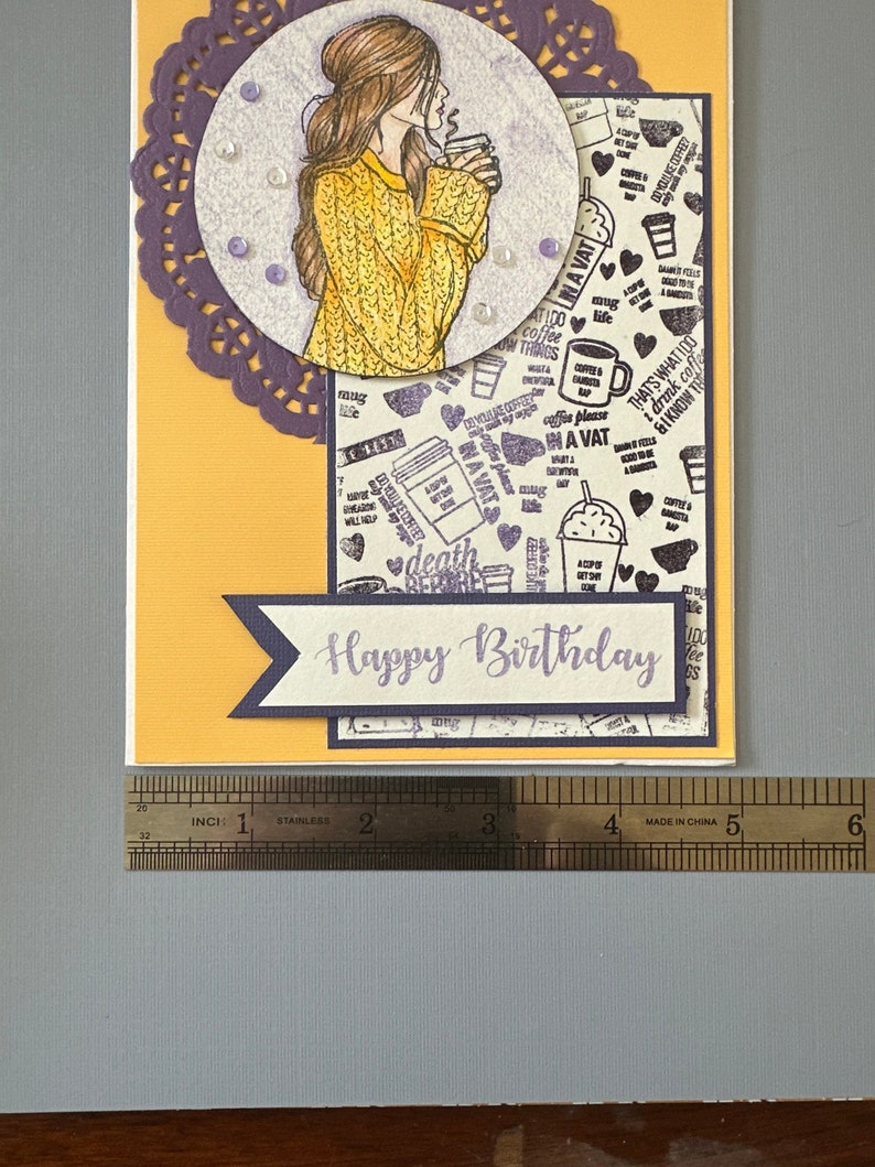Tarjeta de cumpleaños de café morado y amarillo imagen 4
