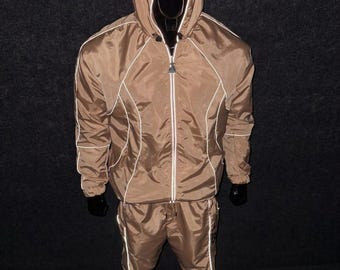 Conjunto deportivo unisex con capucha, estilo athleisure y diseño personalizado, perfecto para regalar a atletas y personas que marcan tendencia.