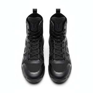 Könnte beinhalten: Ein Paar schwarze High-Top-Stiefel mit Mesh-Design auf der Vorder- und Seite. Die Stiefel haben schwarze Schnürsenkel und einen gepolsterten Kragen. Die Stiefel sind für sportliche Aktivitäten konzipiert.