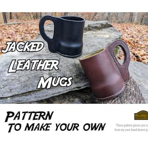 Op de afbeelding: Twee leren bekers, een zwarte en een bruine, met een wit stikseldetail. De bekers staan op een rots met gevallen bladeren op de achtergrond. De tekst "JACKED LEATHER MUGS" staat in witte letters op de rots. De tekst "PATTERN TO MAKE YOUR OWN" staat in witte letters onder de bekers. De tekst "BRANSONS GENERAL STORE" staat in witte letters op een bruine rechthoek met een witte rand. De tekst "These pattern pieces are copied from my own hand drawn patterns" staat in zwarte letters onder de winkelnaam.