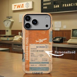 以下が含まれることがあります： ヴィンテージ搭乗券のデザインが施された、パーソナライズされた携帯電話ケース。ケースはオレンジと青を基調とし、「BOARDING PASS」と「SKY AIRLINES」の文字が特徴です。デザインには、乗客の名前、フライトの詳細、手荷物引換証番号が含まれています。