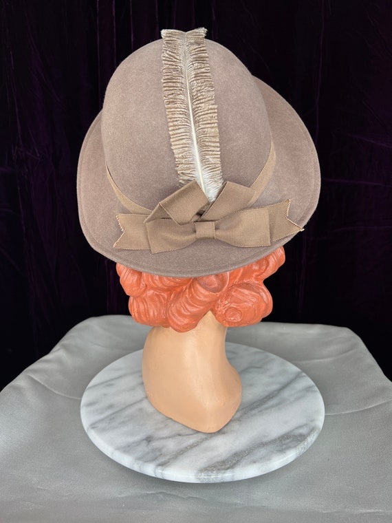 1930s Light Brown Felt Hat with Feather // Short … - image 3