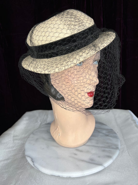 1930s Beige Straw Hat with Black Netting // Velve… - image 4