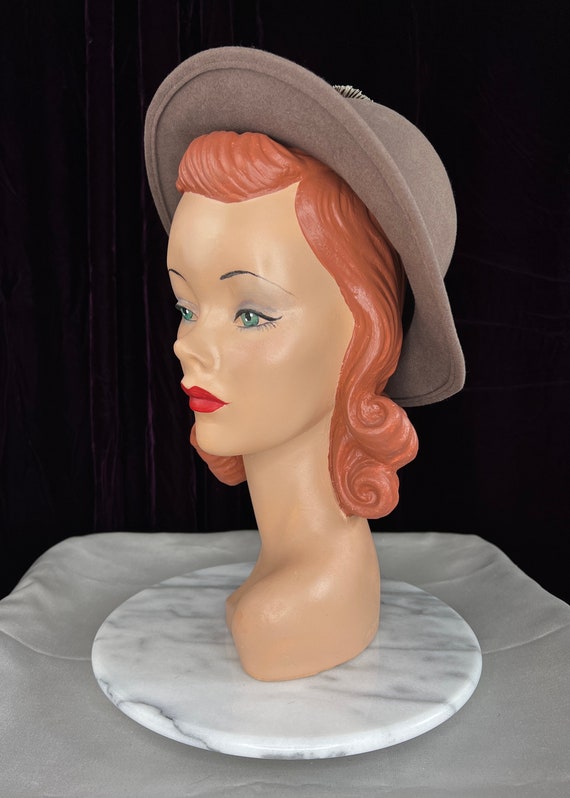 1930s Light Brown Felt Hat with Feather // Short … - image 2