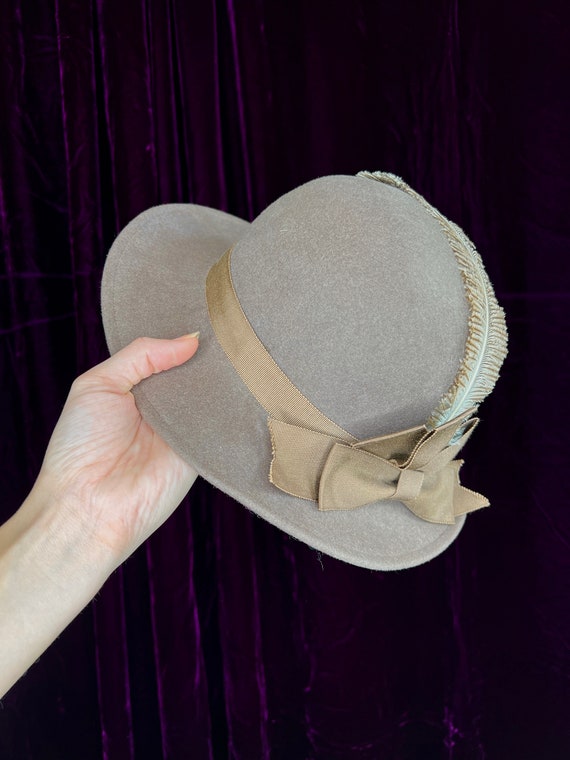 1930s Light Brown Felt Hat with Feather // Short … - image 9