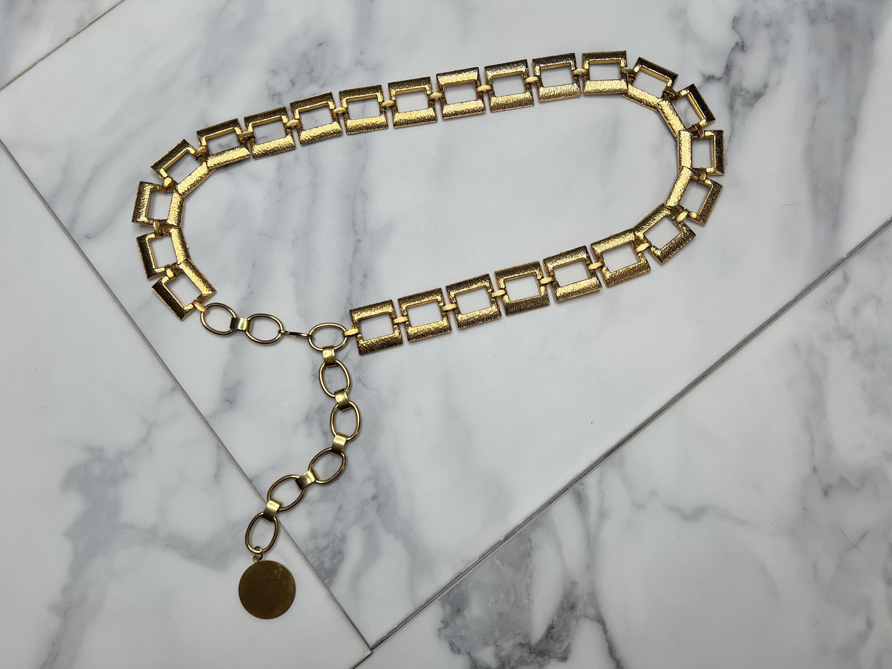 Gold metallic square and circle chain belt with lobster close Novie 18-Karat Gold-Plated Belt in Gold | RIXO USA ⋆ main image 4