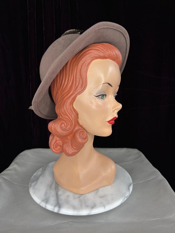 1930s Light Brown Felt Hat with Feather // Short … - image 7