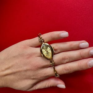 Vintage Gold-Tone Teardrop Bracelet Watch with Floral Links – Elegant Retro Jewelry