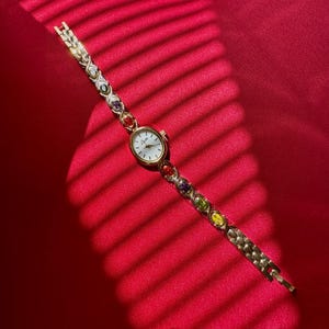 Elegant Vintage-Style Women’s Bracelet Watch with Colorful Gemstones