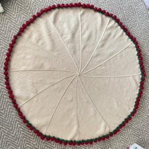 Crochet rose bouquet blanket, red rose crochet blanket-Round Floral Throw – Romantic Home Decor,Timeless Home Décor Piece，