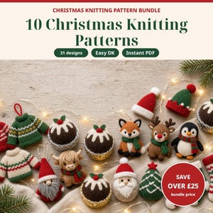 Puede incluir: Una colección de adornos navideños tejidos que incluye suéteres en miniatura, pudines, un zorro, un reno, un pingüino, una vaca highland, un gnomo y un Santa Claus. Texto: CHRISTMAS KNITTING PATTERN BUNDLE 10 Christmas Knitting Patterns 31 designs Easy DK Instant PDF.