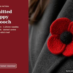 Può includere: Una spilla a forma di papavero lavorata a maglia con quattro petali rossi e un centro nero bombato, fissata su un tessuto grigio scuro. Il testo recita: KNITTING PATTERN Knitted Poppy Brooch, DK yarn, 3.25mm needles, 4 petals, domed centre, Garter-stitch leaf, PDF instant download.