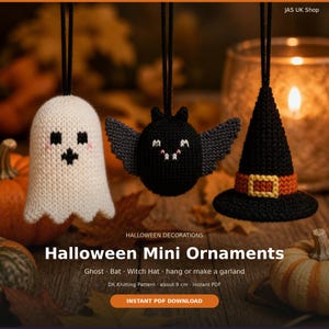 Może przedstawiać: Trzy dziergane ozdoby na Halloween wiszące na czarnych sznurkach: biały duch z czarną twarzą, czarny nietoperz z szarymi skrzydłami oraz czarny kapelusz czarownicy z pomarańczowym paskiem i żółtą klamrą. Tekst: Halloween Decorations, Halloween Mini Ornaments, Ghost, Bat, Witch Hat, hang or make a garland, DK Knitting Pattern, about 9 cm, Instant PDF.