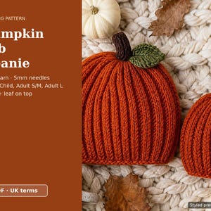 Puede incluir: Un patrón de tejido para un gorro Pumpkin Rib Beanie, con texto: Knitting Pattern, Pumpkin Rib Beanie, Aran yarn, 5mm needles, Baby, Child, Adult S/M, Adult L, Stalk + leaf on top, PDF, UK terms. Dos gorros naranjas acanalados con tallos marrones y hojas verdes.