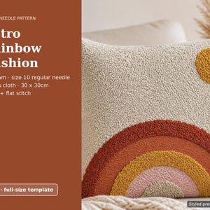Op de afbeelding: Een vierkant punch needle kussen met een textuur regenboogontwerp in tinten roest, geel en roze, met een gele zon op een crèmekleurige achtergrond. Tekst: Punch Needle Pattern, Retro Rainbow Cushion, Rug yarn, size 10 regular needle, Monk's cloth, 30 x 30cm, Loops + flat stitch, PDF full-size template.
