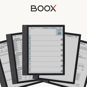 Op de afbeelding: Een verzameling digitale BOOX-tablets gerangschikt in een waaiervorm, elk met verschillende interface-schermen, waaronder een weekkalender, maandplanner en navigatiegids. De apparaten zijn voorzien van zwarte randen en witte schermen.