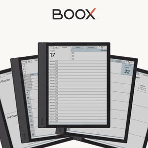 Op de afbeelding: Een digitale BOOX-tablet met een dagplanner-interface die een schema van 06:00 tot 00:00 uur, de datum 17 oktober en zondag weergeeft. Meerdere tablets zijn erachter gestapeld en tonen verschillende kalenderweergaven.