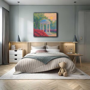 Puede incluir: Un dormitorio con una pintura de un cenador en un jard&iacute;n. La pintura cuelga sobre una cama con un edred&oacute;n beige, una manta azul y un oso de peluche. La habitaci&oacute;n tiene un suelo de madera clara y una alfombra blanca. La pintura muestra flores rojas, &aacute;rboles verdes y un cielo azul.