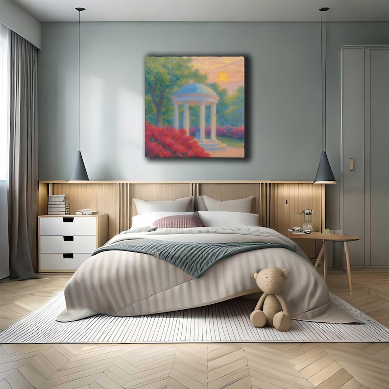 Puede incluir: Un dormitorio con una pintura de un cenador en un jard&iacute;n. La pintura cuelga sobre una cama con un edred&oacute;n beige, una manta azul y un oso de peluche. La habitaci&oacute;n tiene un suelo de madera clara y una alfombra blanca. La pintura muestra flores rojas, &aacute;rboles verdes y un cielo azul.