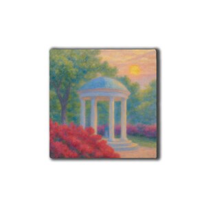 Puede incluir: Impresi&oacute;n en lienzo cuadrada de un paisaje sereno. La obra representa un cenador blanco con una c&uacute;pula azul, rodeado de flores rojas y exuberante vegetaci&oacute;n. Un sol amarillo suave se pone en el fondo, creando una atm&oacute;sfera pac&iacute;fica.
