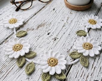 Heirloom Daisy Garland Crochet Flower Pattern - Crochet Daisy Decor for Spring and Summer