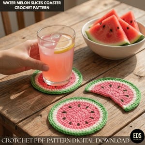 Può includere: Sottobicchieri all'uncinetto a forma di fette di anguria in rosa, bianco e verde. Un bicchiere di limonata rosa con una fetta di limone poggia su un sottobicchiere. L'immagine include una ciotola di fette di anguria e il testo "WATER MELON SLICES COASTER CROCHET PATTERN".
